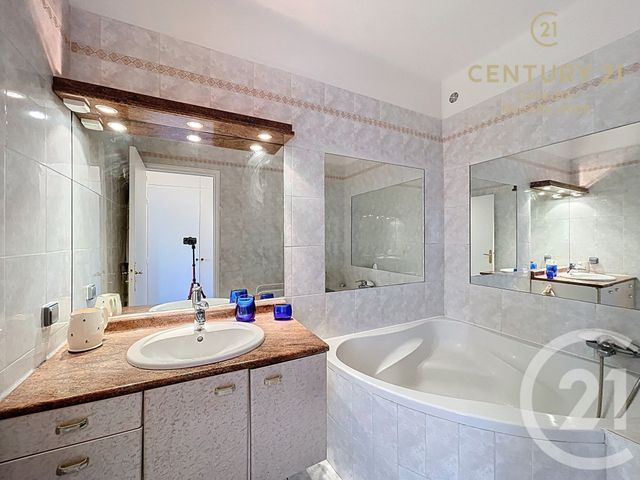 Appartement F4 à vendre - 4 pièces - 107.02 m2 - MARSEILLE - 13008 - PROVENCE-ALPES-COTE-D-AZUR - Century 21 Carré D'Or